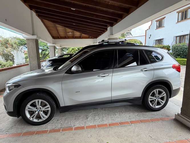 El carro tiene titulo limpio sin ningún problema, y esta libre de gravamenes