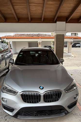El carro tiene titulo limpio sin ningún problema, y esta libre de gravamenes