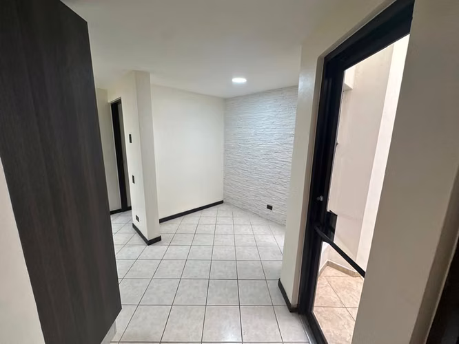 ALQUILER DE CASA REMODELADA EN CONDOMINIO ESCAZÚ CERCA DEL COUNTRY CLUB - Imagen 13