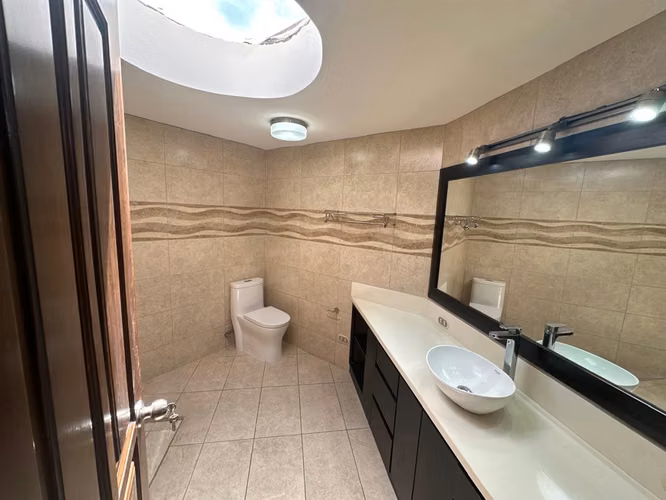 ALQUILER DE CASA REMODELADA EN CONDOMINIO ESCAZÚ CERCA DEL COUNTRY CLUB - Imagen 16
