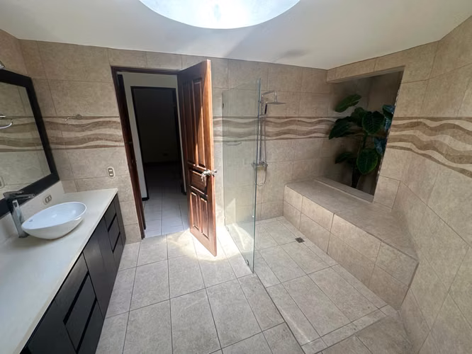 ALQUILER DE CASA REMODELADA EN CONDOMINIO ESCAZÚ CERCA DEL COUNTRY CLUB - Imagen 11
