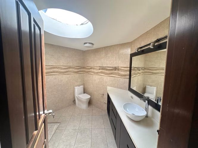 ALQUILER DE CASA REMODELADA EN CONDOMINIO ESCAZÚ CERCA DEL COUNTRY CLUB - Imagen 12