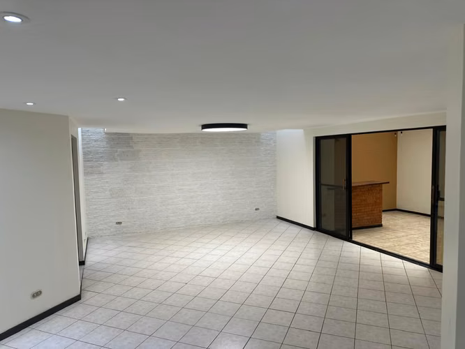 ALQUILER DE CASA REMODELADA EN CONDOMINIO ESCAZÚ CERCA DEL COUNTRY CLUB - Imagen 20