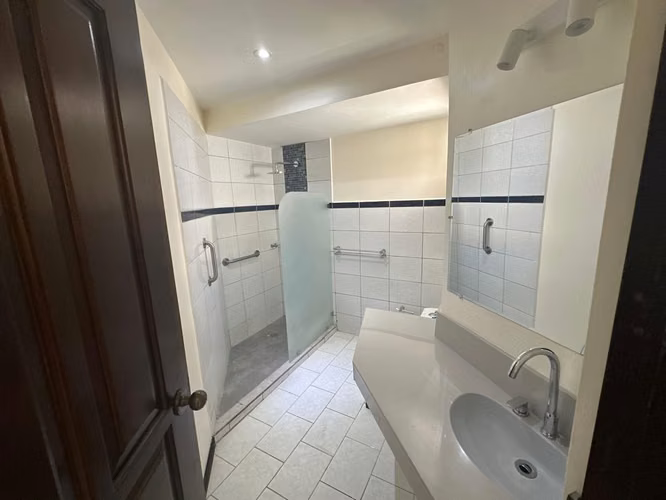 Venta de Casa Remodelada en Condominio Privado, Cerca del Country Club- Escazú Precio de venta: $370.000 - Imagen 11