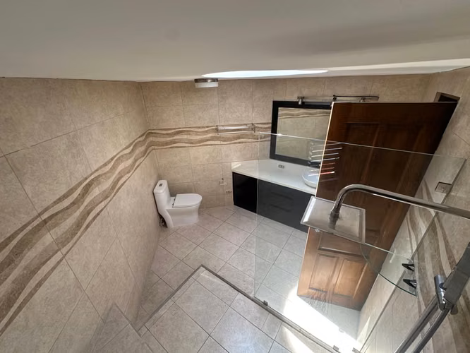 Venta de Casa Remodelada en Condominio Privado, Cerca del Country Club- Escazú Precio de venta: $370.000 - Imagen 6
