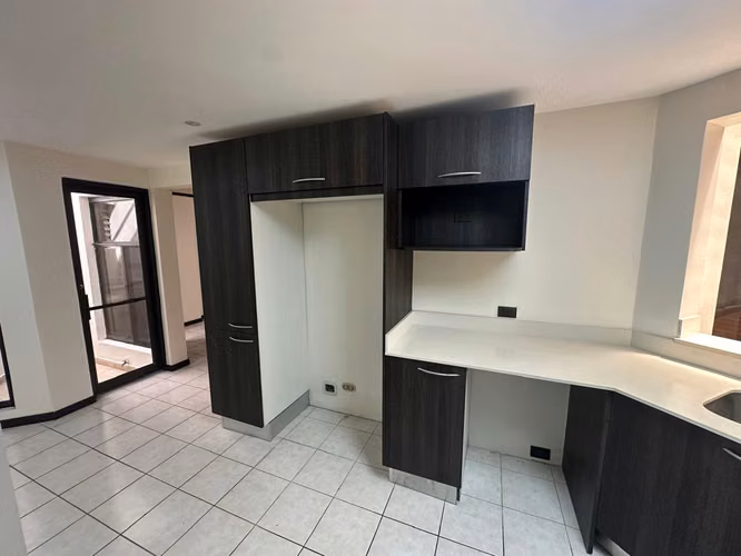 Venta de Casa Remodelada en Condominio Privado, Cerca del Country Club- Escazú Precio de venta: $370.000 - Imagen 17