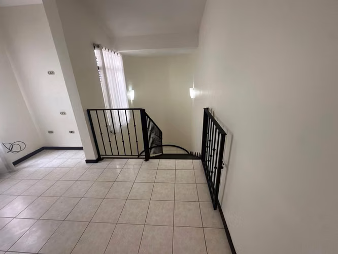 Venta de Casa Remodelada en Condominio Privado, Cerca del Country Club- Escazú Precio de venta: $370.000 - Imagen 5
