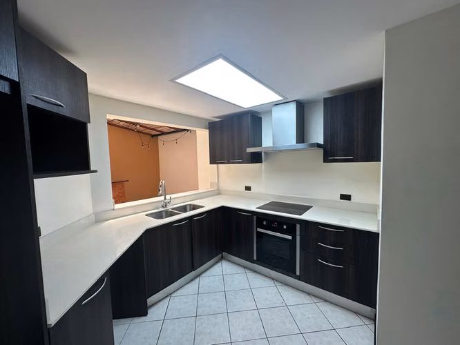 Venta de Casa Remodelada en Condominio Privado, Cerca del Country Club- Escazú Precio de venta: $370.000 - Imagen 2