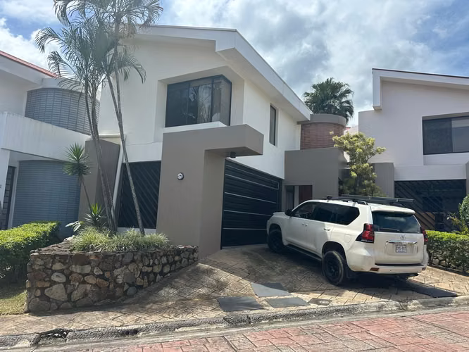 Venta de Casa Remodelada en Condominio Privado, Cerca del Country Club- Escazú Precio de venta: $370.000 - Imagen 12