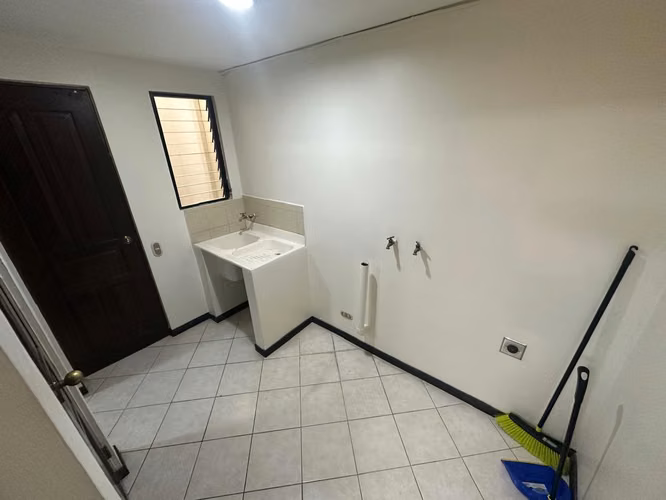 Venta de Casa Remodelada en Condominio Privado, Cerca del Country Club- Escazú Precio de venta: $370.000 - Imagen 19
