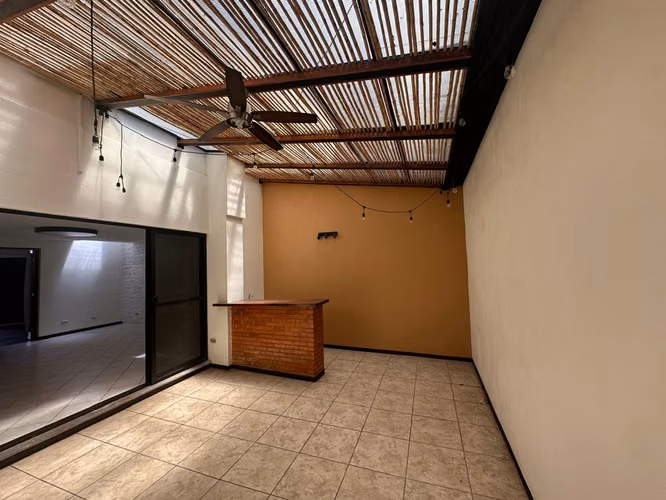 Venta de Casa Remodelada en Condominio Privado, Cerca del Country Club- Escazú Precio de venta: $370.000 - Imagen 3