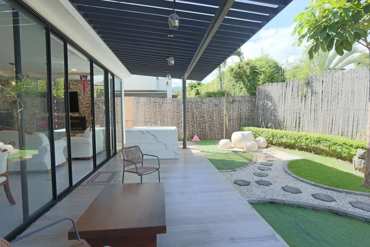Lujosa Residencia Moderna con 4 Habitaciones en Condominio Exclusivo en Santa Ana - Imagen 1