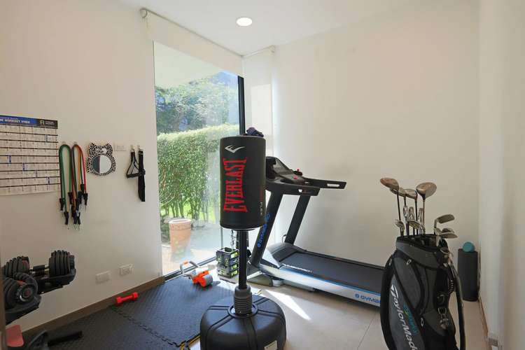 Lujosa Residencia Moderna con 4 Habitaciones en Condominio Exclusivo en Santa Ana - Imagen 3