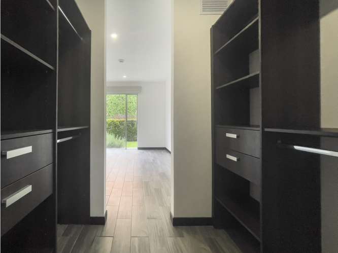 Apartamento contemporáneo con jardín en Santa Ana - Imagen 9