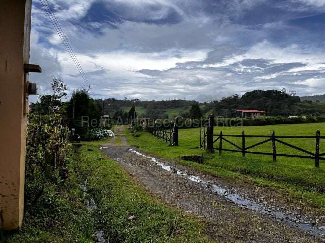 Venta de Casa en Valverde-Rodríguez, Alajuela. 27-374