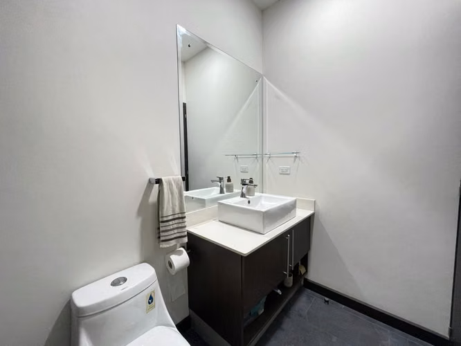 OPORTUNIDAD VENTA MODERNO Y AMPLIO EN ESCAZU  - Imagen 7