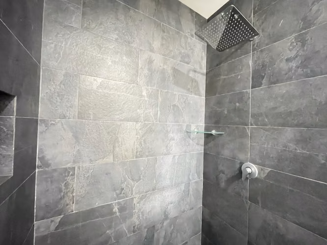 OPORTUNIDAD VENTA MODERNO Y AMPLIO EN ESCAZU  - Imagen 9