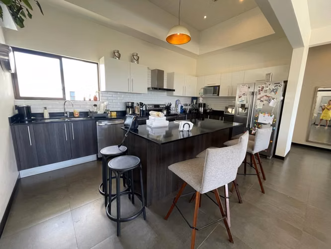 OPORTUNIDAD VENTA MODERNO Y AMPLIO EN ESCAZU  - Imagen 4