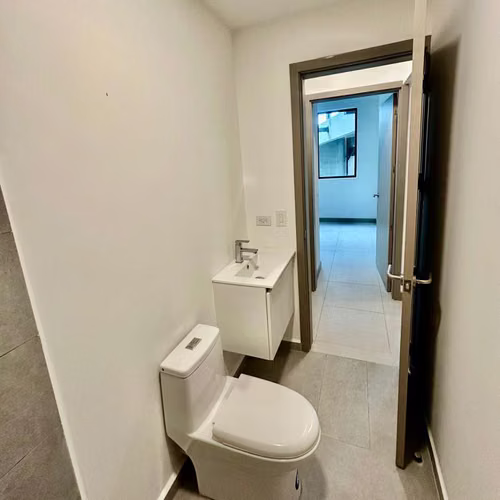 Apartamento Condominio Nucleo Sabana, 2 dormitorios, parqueo techado, excelentes amenidades. - Imagen 8