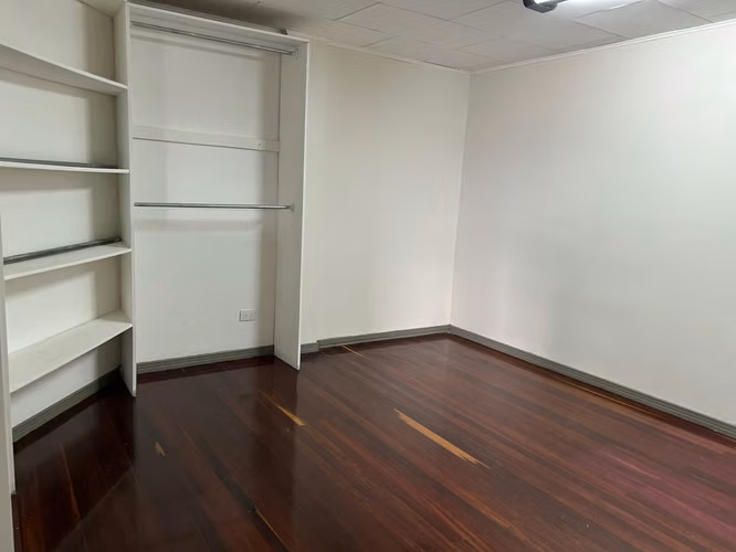 Apto recién remodelado. 2 habitaciones muy amplias. Muy seguro. Incluye electricidad y agua. Cochera por monto adicional