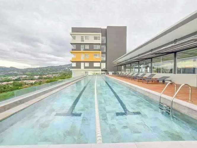 Para estrenar! Lujoso apartamento con jardín y línea blanca en Santa Ana