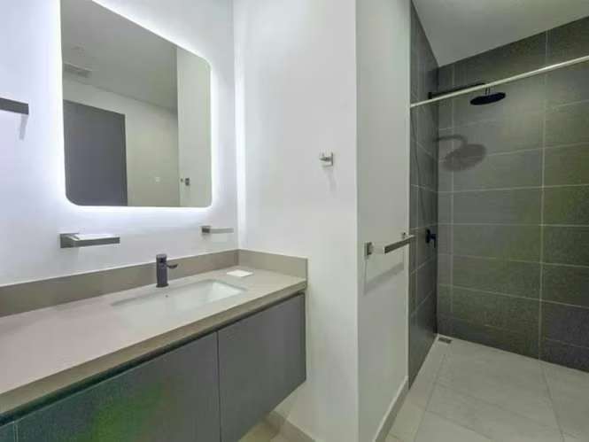 Para estrenar! Lujoso apartamento con jardín y línea blanca en Santa Ana