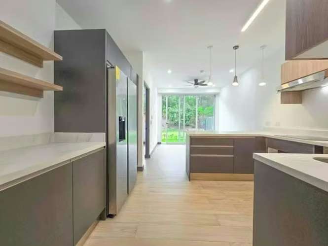Para estrenar! Lujoso apartamento con jardín y línea blanca en Santa Ana