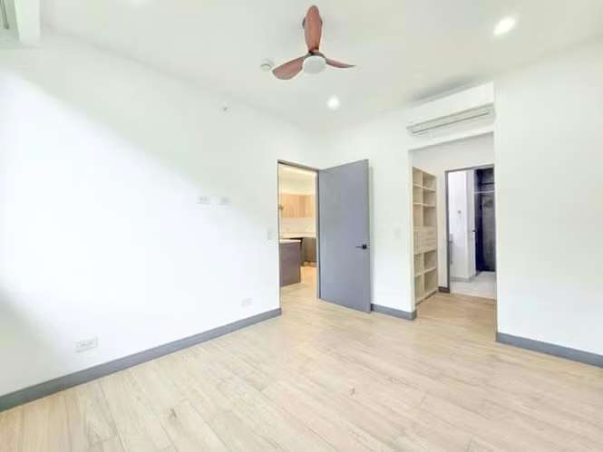 Para estrenar! Lujoso apartamento con jardín y línea blanca en Santa Ana