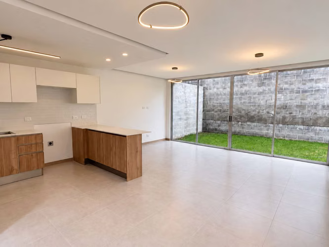 Casa en alquiler en condominio en Santa Ana, Condominio Distrito 5.