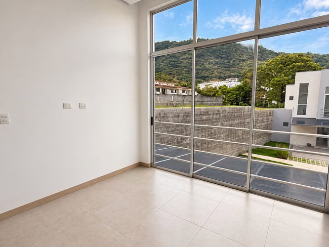 Casa en alquiler en condominio en Santa Ana, Condominio Distrito 5.
