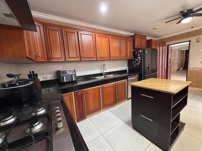 Se Alquila Casa en Condominio, Sánchez, Pinares, Curridabat. 