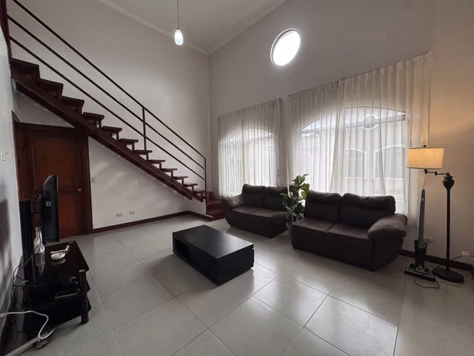 Se Alquila Casa en Condominio, Sánchez, Pinares, Curridabat. 