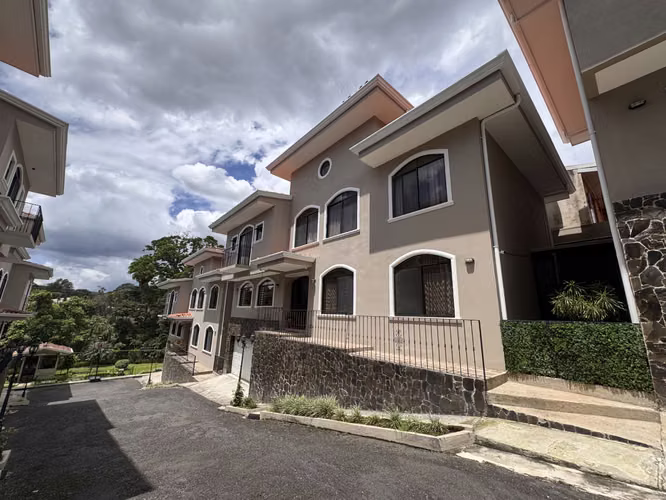 Se Alquila Casa en Condominio, Sánchez, Pinares, Curridabat. 
