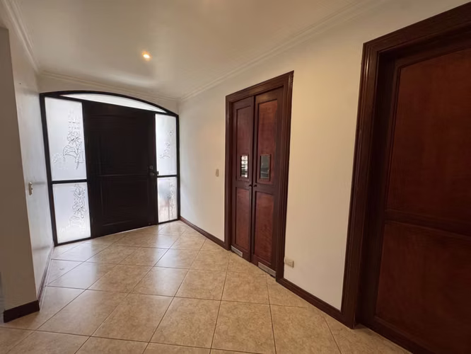 Se Alquila Casa en Condominio, Sánchez, Pinares, Curridabat. 