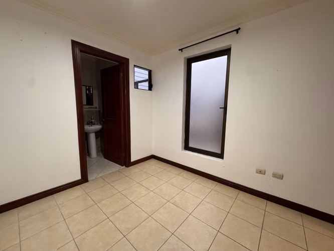 Se Alquila Casa en Condominio, Sánchez, Pinares, Curridabat. 