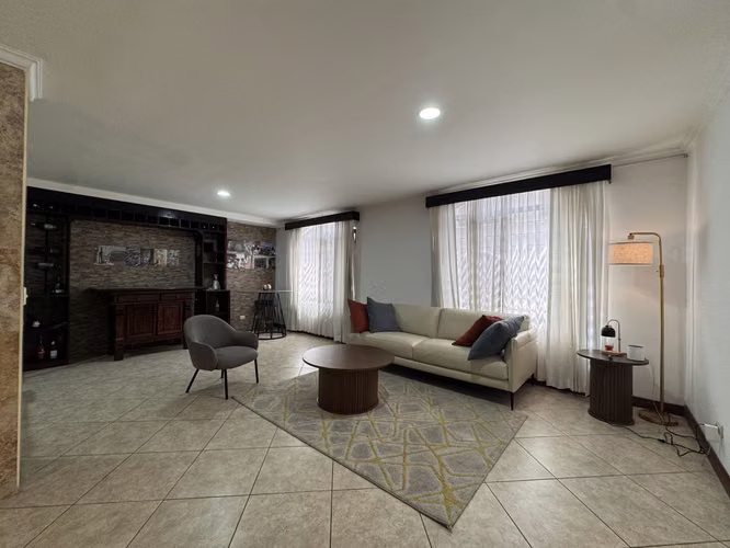 Se Alquila Casa en Condominio, Sánchez, Pinares, Curridabat. 