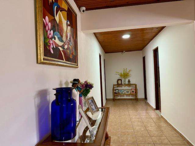 Casa grande de una planta con 4 dormitorios en communidad seguro y cerrado. Con amplios jardines. - Imagen 14