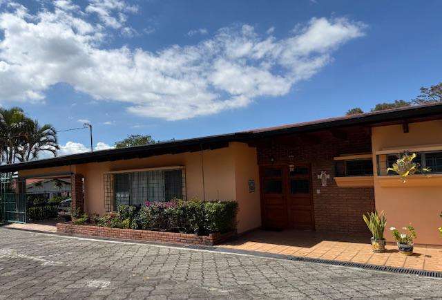 Casa grande de una planta con 4 dormitorios en communidad seguro y cerrado. Con amplios jardines.