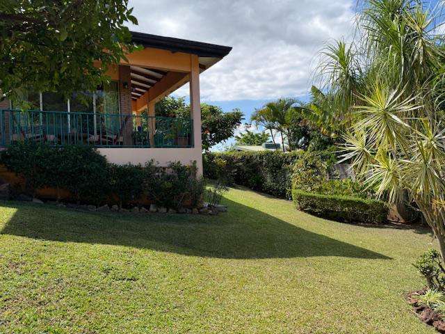 Casa grande de una planta con 4 dormitorios en communidad seguro y cerrado. Con amplios jardines. - Imagen 7