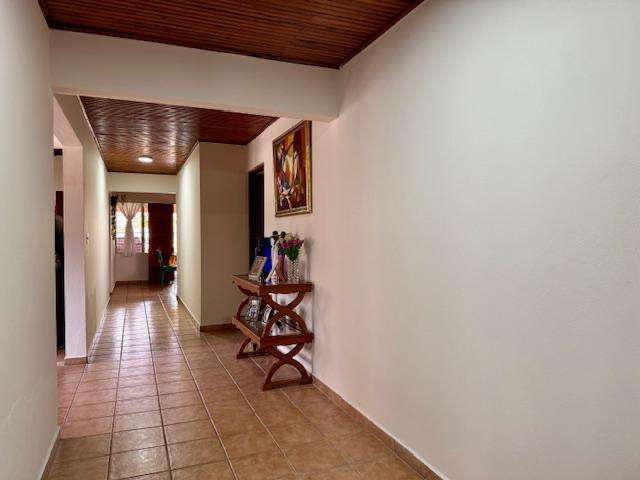 Casa grande de una planta con 4 dormitorios en communidad seguro y cerrado. Con amplios jardines. - Imagen 11
