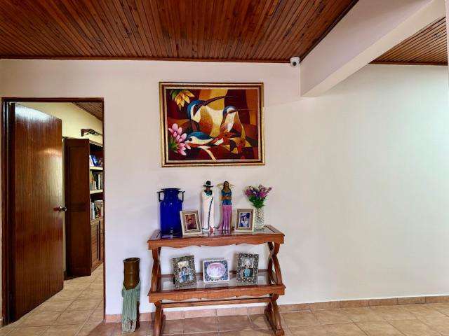 Casa grande de una planta con 4 dormitorios en communidad seguro y cerrado. Con amplios jardines. - Imagen 12