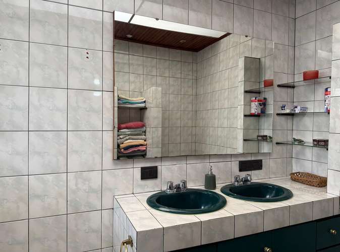 Casa grande de una planta con 4 dormitorios en communidad seguro y cerrado. Con amplios jardines. - Imagen 10