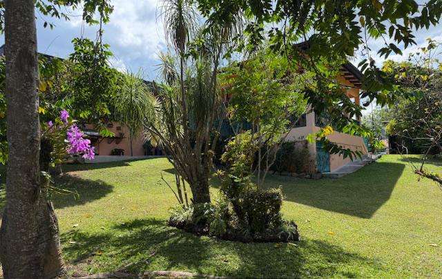 Casa grande de una planta con 4 dormitorios en communidad seguro y cerrado. Con amplios jardines. - Imagen 15
