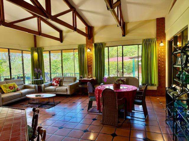Casa grande de una planta con 4 dormitorios en communidad seguro y cerrado. Con amplios jardines. - Imagen 2