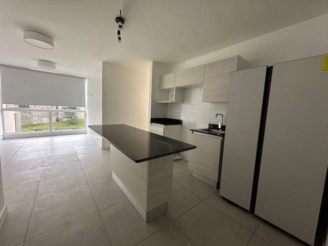 Hermoso apartamento con refrideradora nueva y parqueo techado