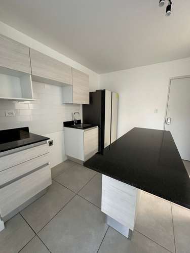 Hermoso apartamento con refrideradora nueva y parqueo techado