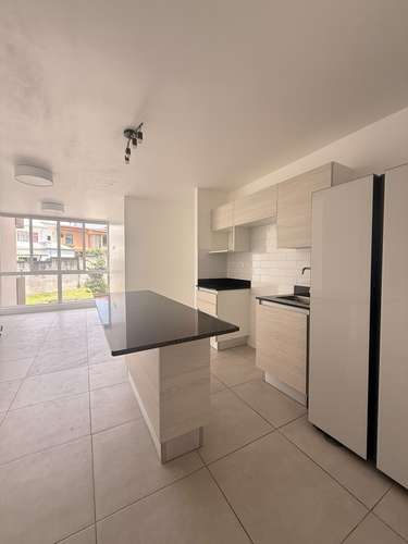 Hermoso apartamento con refrideradora nueva y parqueo techado