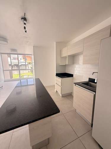Hermoso apartamento con refrideradora nueva y parqueo techado