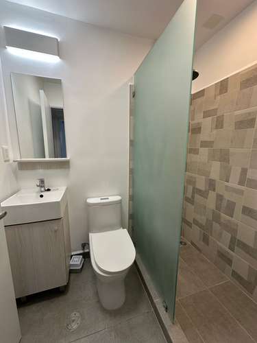 Hermoso apartamento con refrideradora nueva y parqueo techado