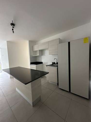 Hermoso apartamento con refrideradora nueva y parqueo techado